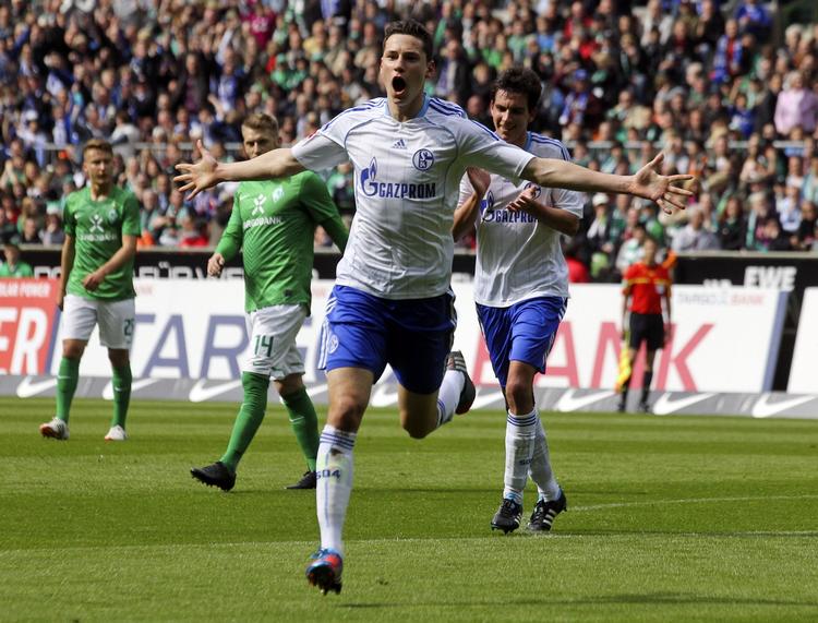 landsholdsklar. Schalkes 18-årige Julian Draxler jubler efter en scoring mod Werder Bremen. 
