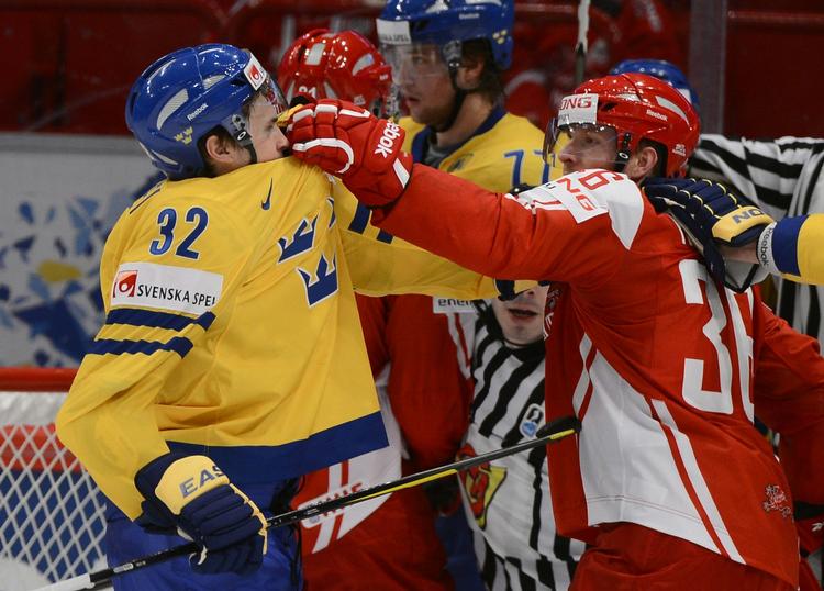 Pinlig. Jannik Hansen (th.) og det danske landshold samlede sig op i tredje periode, men de to første perioder var ifølge den danske forward pinlig. 