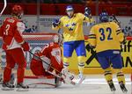 Udspillet. Det danske ishockeylandshold leverede en så sløj indsats i første periode mod Sverige, at landstræner Per Bäckman valgte at droppe sin førstekæde i en stor del af kampen. Den leverede under niveau, mente han. 