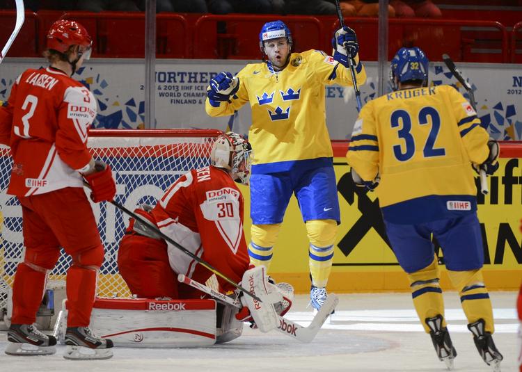 Udspillet. Det danske ishockeylandshold leverede en så sløj indsats i første periode mod Sverige, at landstræner Per Bäckman valgte at droppe sin førstekæde i en stor del af kampen. Den leverede under niveau, mente han. 