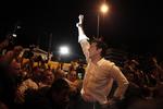 KONGEMAGER? Alexis Tsipras hyldes af sine støtter i Athen efter søndagens valg. 