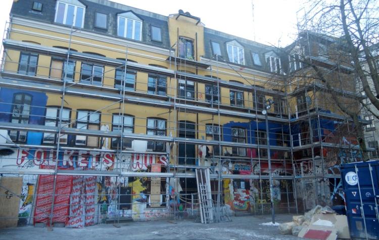 Aktivisme. Der er langt til, at Folkets Hus igen kan slå dørene op. Derfor holder folkene bag huset på lørdag støttefest med mange dj's på plakaten. 