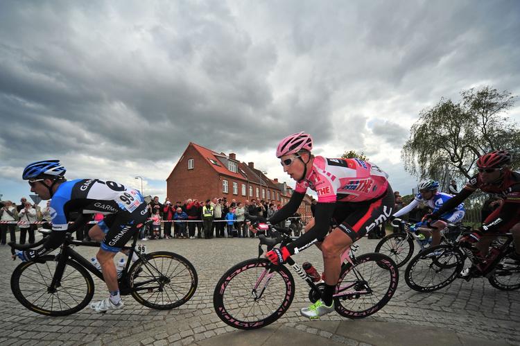 Lyserød. Phinney fører med 9 sekunder ned til Geraint Thomas (Sky) og Alex Rasmussen (Garmin). 