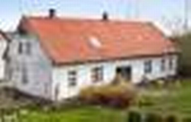 Salgsgas. »Ydermuren er solid og lige, vinduerne virker og taget er nogenlunde tæt. Boligarealet er dog helt skævt. Så der medfølger mere skidt og ragelse end der står oplyst, beklager«, skriver Kasper Pedersen om denne ejendom. . 