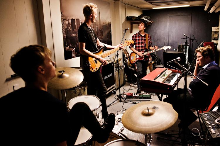 Tisvilde. I Tisvilde byder Musik i Lejet både på gratis koncerter på festivalpladsen og dj-musik i vandkanten. Bandet Ulige Numre (bill.) er blandt de musikalske gæster ved den nordsjællandske strandfest. 