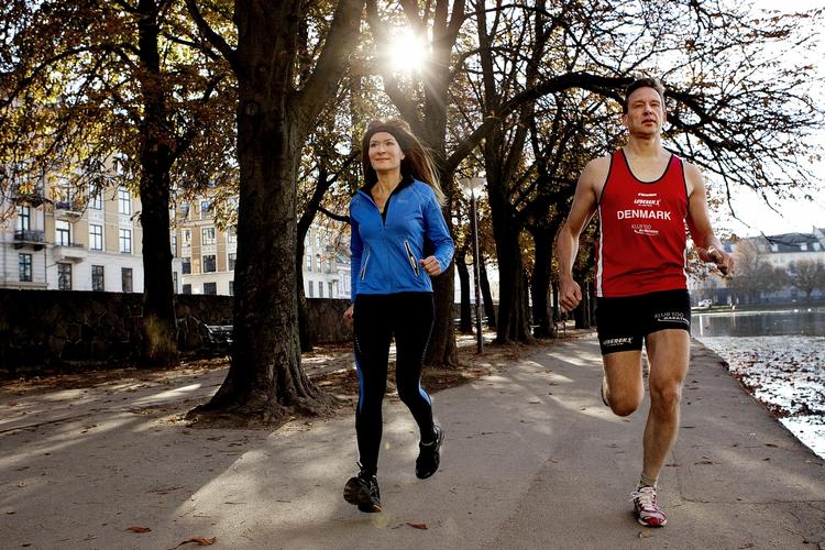 REKORDFORSØG. Inspirationen fra mødet med Bente Klarlund (tv) har fået megamaratonløber Tor Rønnow til at tabe 12 kg - så til Copenhagen Marathon satser han på personlig rekord. 
