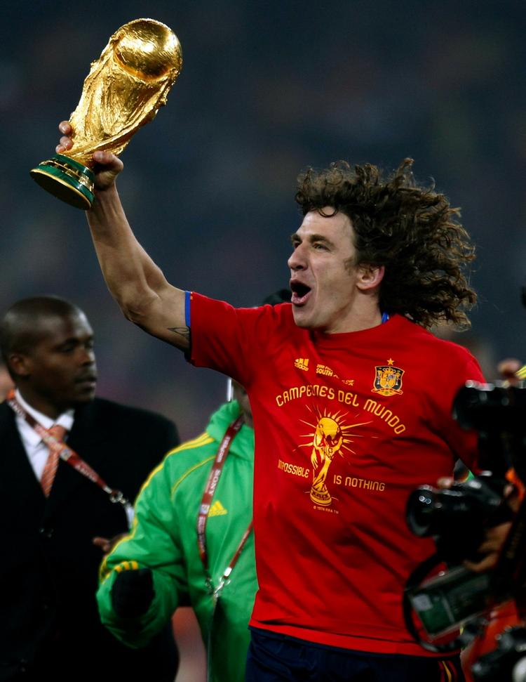 Kapløb. Puyol er meldt ude i seks uger og EM starter om mindre end fem. Regnestykket går ikke op. 