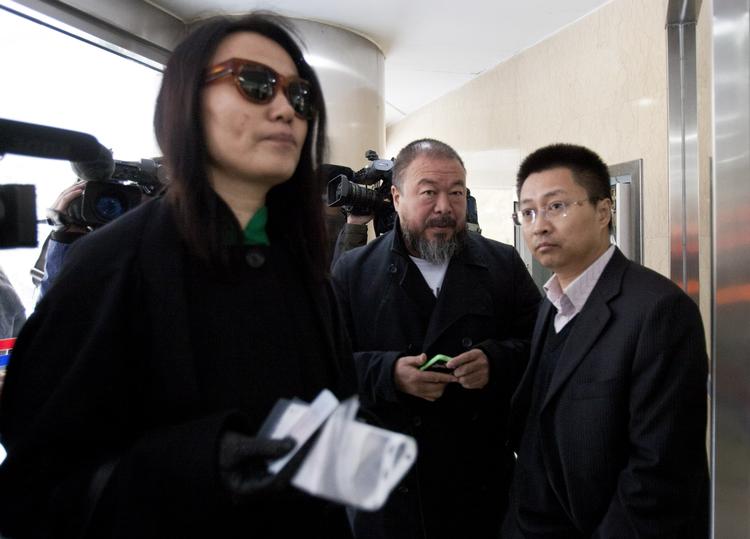 Appelsag. Det er kunstnerens kone Lu Qing (tv), der kører den juridiske side af Ai Weiweis skattesag. Til højre er det hans firmaadvokat Du Yanlin. Billedet er fra vinteren, hvor Ai Weiwei var på det lokale skattekontor for at betale, hvad han betegnede som »løsesummen«. 