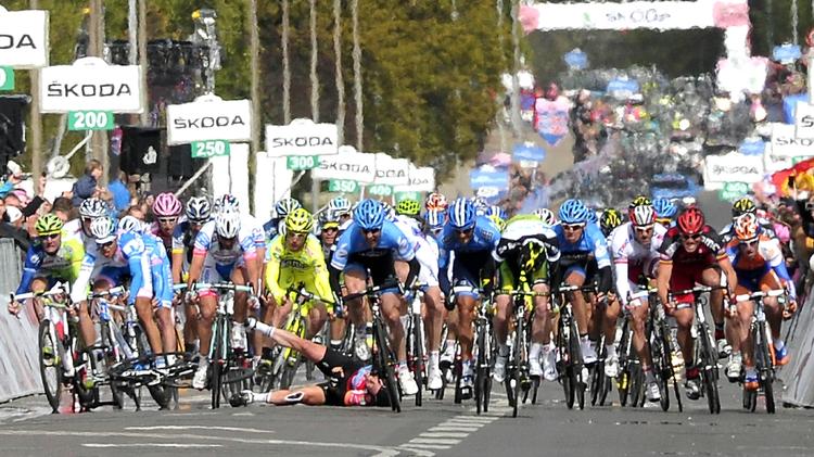 Spurt. Feltets hurtige mænd kører lige til stregen - og havner af og til på den forkerte side af loven og god kollegial opførsel. 