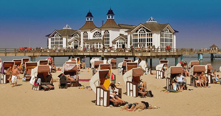 STRANDLIV. Det ligner noget fra 1930'erne, men er et billede på, hvordan livet på de nordtyske strande også leves i dag. 