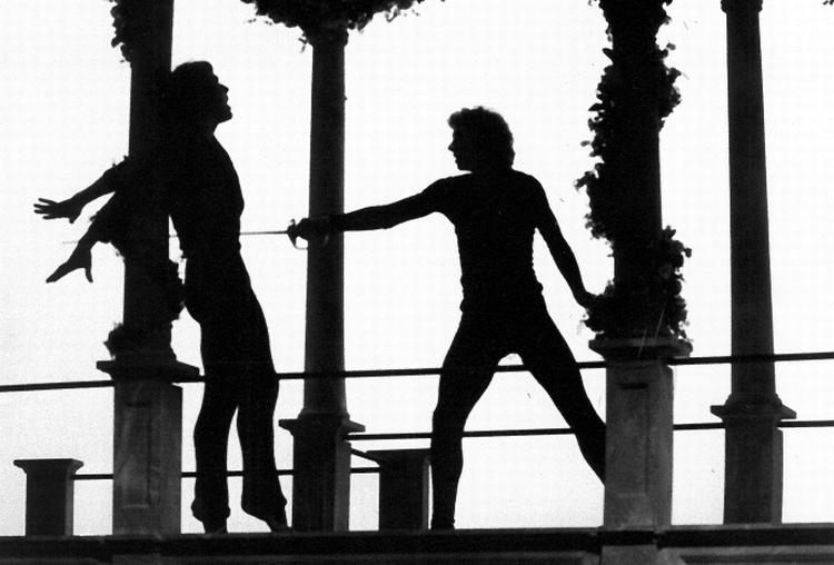 Femkamp. I Skuespilhusets foyer kan man teste sine evner i en kulturel dyst med fægtetræning, ballet og meget andet, når der er dømt Kulturens Motionsdag. 