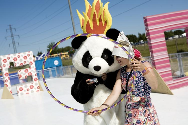 Involvering. Gæsterne på Roskilde Festival er ikke kun musikpublikummer. De er også aktive medspillere - og har tidligere stået på skøjter i juli. I år er 'More than music'-programmet mere ambiøst end nogensinde før. 