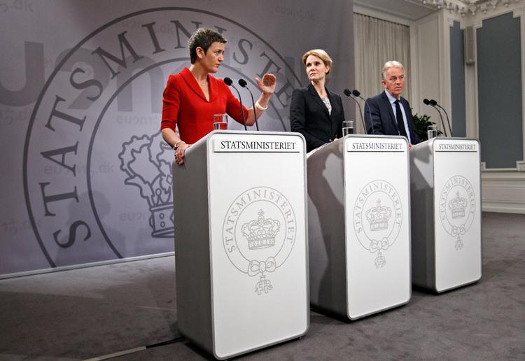 FREMTID. Økonomi- og indenrigsminister Margrethe Vestager (tv), statsminister Helle Thorning-Schmidt (midten) og udenrigsminister Villy Søvndal fremlagde i dag regeringens plan for Danmarks økonomi frem mod 2020. 