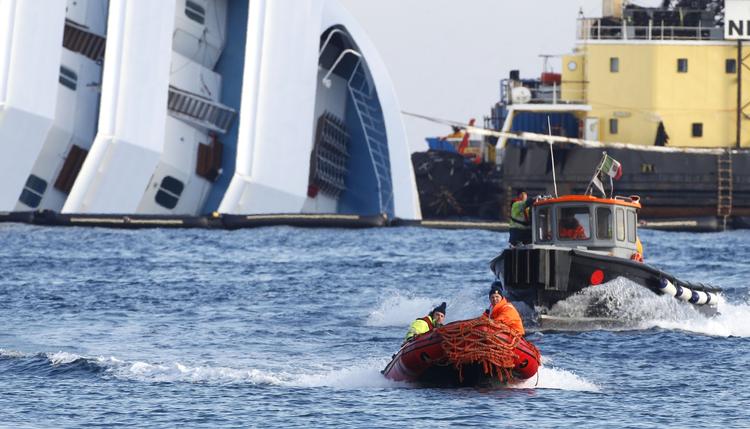 KATASTROFE. Mindst 30 mennesker omkom, da krydstogtsskibet Costa Concordia forliste. 