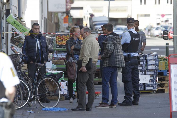 udrykning. Politiet var hurtigt til stede, efter at fire jyder på koncerttur til København blev overfaldet på Nørrebro i lørdags. En af de fire blev stukket ned og var i en overgang i livsfare. 