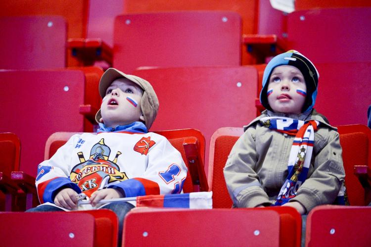 Gratis. I forsøget på at skabe stemning i Globen under VM i ishockey, forærer arrangørerne nu billet væk til skolebørn og unge ishockeyspillere. 