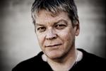 Henrik Sass Larsens tidligere ven Tommy Kamp er tiltalt for bedrageri. Han har efter anklagemyndighedens mening modtaget dyre gaver fra ejerne af Café Vanilla i Køge. 