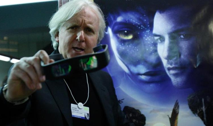 Avatar-branchen. James Cameron poserer her med 3D-briller i forbindelse med en Avatar-premiere i Schweiz i januar 2010. 