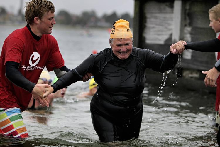 helbred. Danskerne føler sig i den grad ved godt helbred. Her er det triatlon for motionister i alle aldre ved Amager strand. 