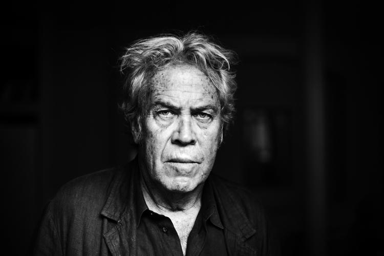 Livsværk. De første digte var nærmest surrealistiske, men ret tidligt  i sin digterkarriere begyndte han at spare på adjektiver og metaforer og kom til at lyde som den Jørgen Leth, vi også kender fra film. 