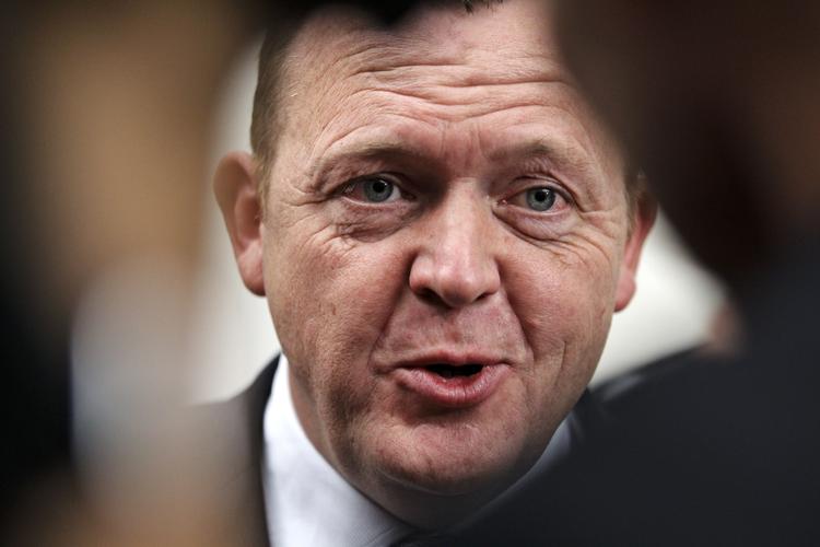 Velkomst. Lars Løkke Rasmussen (V) byder Henrik Sass Larsen (S) velkommen tilbage. Arkivfoto. 