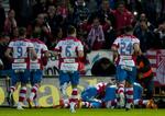 bunden. Mens det så godt ud for bundholdet Granada mod Real Madrid. Granada førte med 1-0 frem til 10 ni minutter før tid, hvor Real Madrid fik et tvivlsomt straffespark. Og så dummede spillerne på Granada sig efter tid med et angreb på dommeren. 