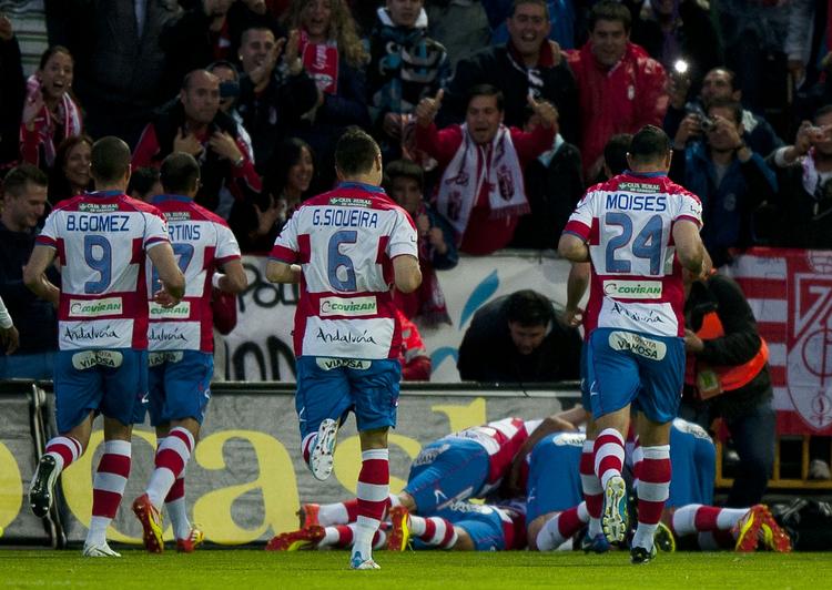 bunden. Mens det så godt ud for bundholdet Granada mod Real Madrid. Granada førte med 1-0 frem til 10 ni minutter før tid, hvor Real Madrid fik et tvivlsomt straffespark. Og så dummede spillerne på Granada sig efter tid med et angreb på dommeren. 