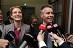 Tilbage. Helle Thorning-Schmidt præsenterede klokken 19 Socialdemokraternes nye gruppeformand, Henrik Sass Larsen. 