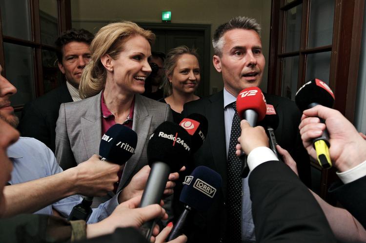 partipolitik. Der var glæde hos statsminister Helle Thorning-Schmidt og  Henrik Sass Larsen over sidstnævntes udnævnelse til Socialdemokraternes gruppeformand. 