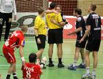 skifter. Nordsjællands Chris Jørgensen omfavner dommeren i en kamp mod Kolding, hvor topscoreren blev udvist efter at have sendt Bo Spellerberg i gulvet. 