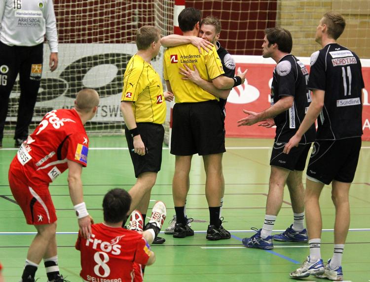 skifter. Nordsjællands Chris Jørgensen omfavner dommeren i en kamp mod Kolding, hvor topscoreren blev udvist efter at have sendt Bo Spellerberg i gulvet. 