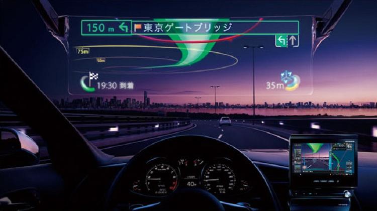 VEJVISNING. Netop som vi alle troede, at smartphones ville erstatte GPS-erne, kommer der nu en helt ny måde at bruge et navigationssystem på i sin bil. Nu skal man bare kigge op i vindspejlet. 