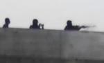 nedskydninger. Billedet her stammer fra en amatørvideo og viser syriske regeringsstyrker, der skyder ned fra toppen af en bygning i Douma. Videoen er videreformidlet via Ugarit News. 