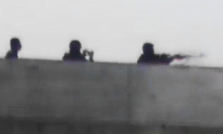 nedskydninger. Billedet her stammer fra en amatørvideo og viser syriske regeringsstyrker, der skyder ned fra toppen af en bygning i Douma. Videoen er videreformidlet via Ugarit News. 