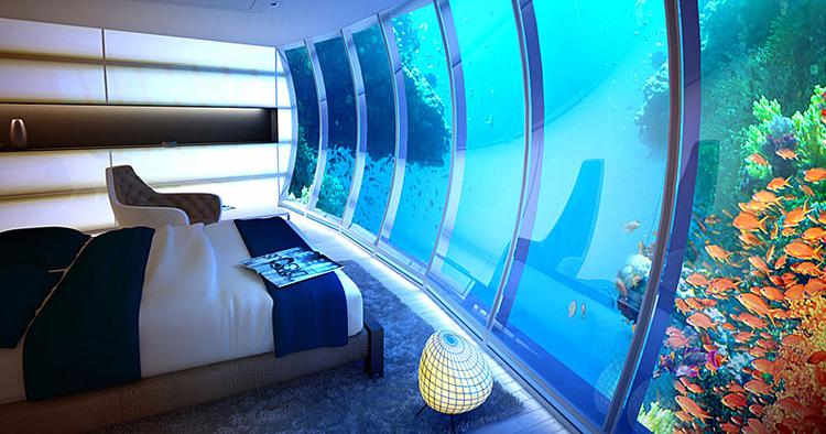 UDSIGT. Specielt lys sætter ekstra spot på marinelivet udenfor hotelvinduet. 