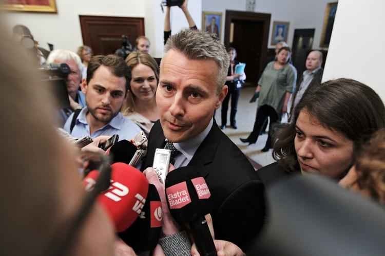 Socialdemokraternes nyslåede gruppeformand, Henrik Sass Larsen, melder sig klar til at sløjfe Store Bededag. 
