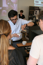 Ved DM for baristaer gjorde The Coffee Collectives folk sig heldigt bemærket. Her Omar Hossain, der til daglig brygger og skummer i Torvehallerne i København. 