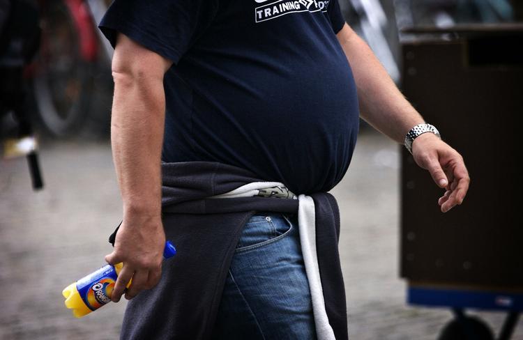 Overvægt. Det mandlige kønshormon testosteron kan muligvis hjælpe ældre overvægtige mænd med at tabe sig. (Arkivfoto) 