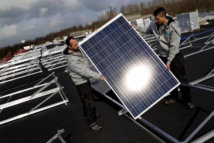 solceller. I dag er investeringen i solcelleanlæg en endnu bedre foreretning for private boligejere end for bare tre måneder siden. Billedet er fra Topdanmarks etablering af Danmarks største solcelleanlæg. 