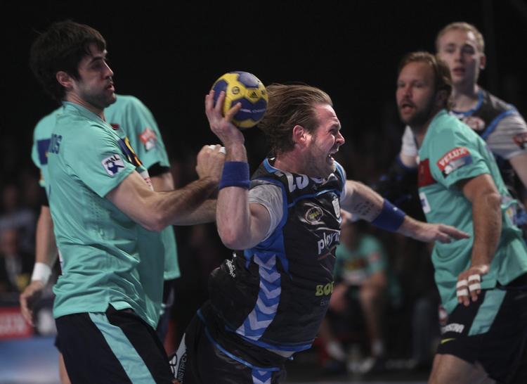 klar. Joachim Boldsen bryder igennem til scoring i kampens første angreb mod Barcelona - og bliver skadet. 