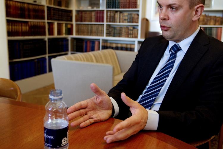 Doktrin. Socialdemokratiet nye doktrin, der kan opkaldes efter finansminister 'Blå Bjarne' Corydon, handler om at snakke de hysteriske kællinger på finansmarkederne efter munden. 