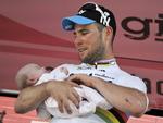 sprint-gener. Mark Cavendish havde sin lille datter Delilah Grace med på podiet efter dagens spurtsejr. 