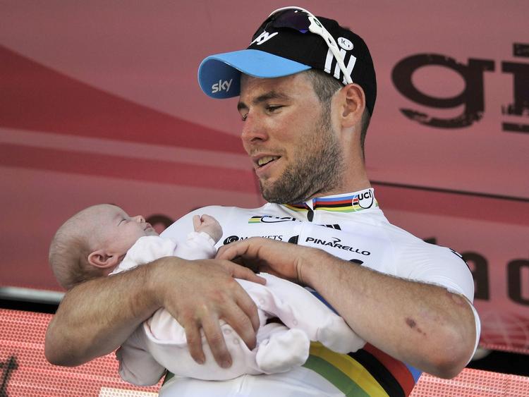 sprint-gener. Mark Cavendish havde sin lille datter Delilah Grace med på podiet efter dagens spurtsejr. 