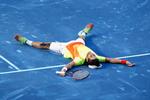 færdig! Spanske Fernando Verdasco kaster sig i gruset efter den overraskende sejr mod Rafael Nadal. 