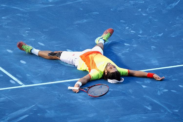 færdig! Spanske Fernando Verdasco kaster sig i gruset efter den overraskende sejr mod Rafael Nadal. 