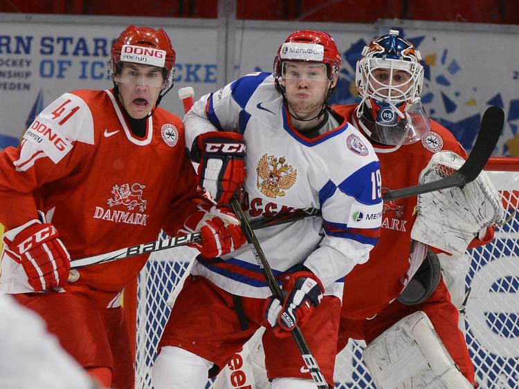 godkendt. Simon Nielsen (th) klarede sig godt efter en lidt tøvende start mod de russiske supermænd. 