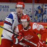 hæderligt. Danmarks Jannik Hansen (th) var tæt på at levere en reducering, der kunne have rystet den russiske bjørn. 