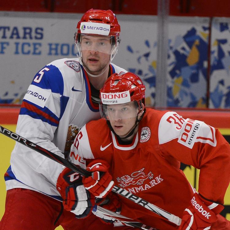 hæderligt. Danmarks Jannik Hansen (th) var tæt på at levere en reducering, der kunne have rystet den russiske bjørn. 
