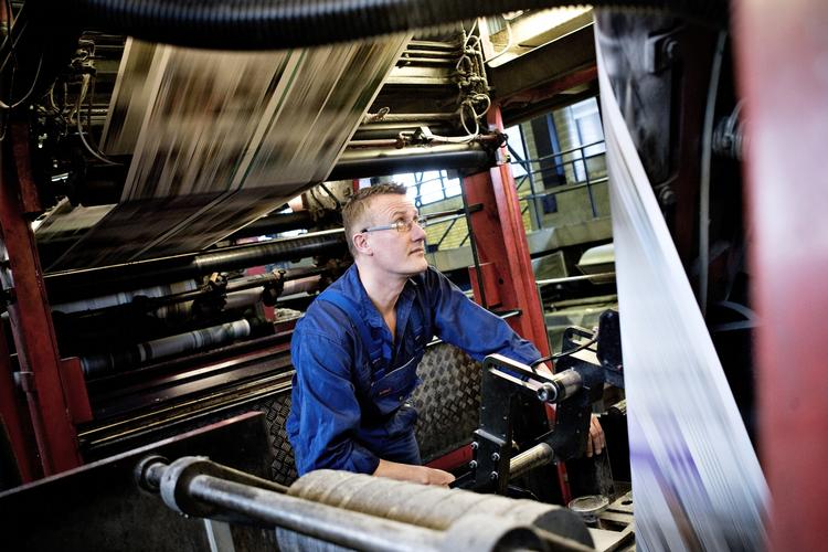 mediestøtte. En nedskæring i støtten til aviser kan få trykken til at køre lidt mere i trægt i fremtiden og måske koste arbejdspladser. 
