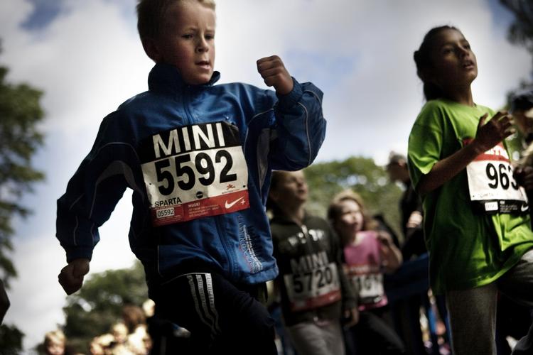 MOD. Prøv at smage noget nyt til Claus Meyers børneløb, hvor man får point for at have mod på mad. 